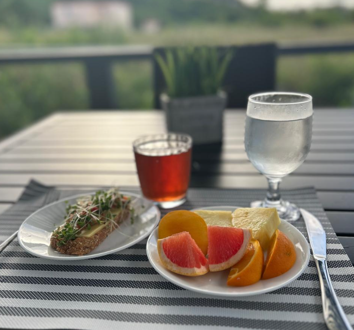 Room for eight. Pots on the stove. Family at the table. At Xoop Homes, you don’t just stay—you cook, gather, and feel at home.